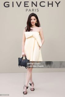 Ruonan Zhang feet photo 9