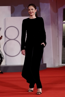 Ruth Wilson feet photo thumbnail