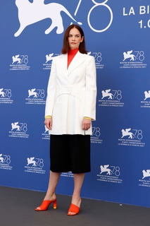 Ruth Wilson feet photo thumbnail