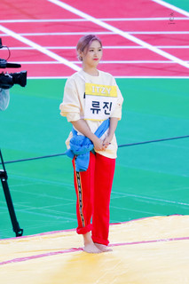 Ryu-jin Shin feet photo thumbnail