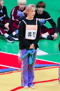 Ryu-jin Shin feet photo thumbnail