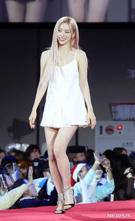 Ryu-jin Shin feet photo thumbnail