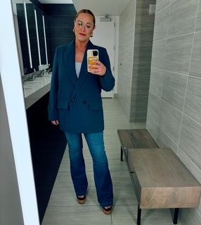 S.E. Cupp feet photo thumbnail