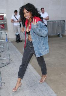 SZA feet photo thumbnail