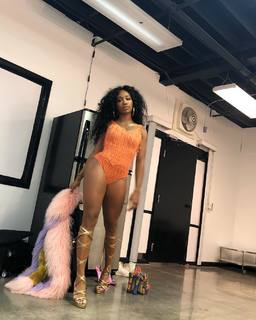SZA feet photo thumbnail