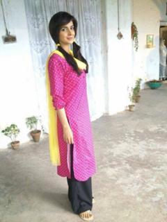 Saba Qamar feet photo thumbnail