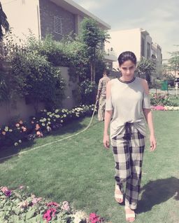 Saba Qamar feet photo thumbnail