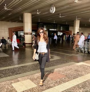 Saba Qamar feet photo thumbnail