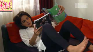 Saba Qamar feet photo thumbnail