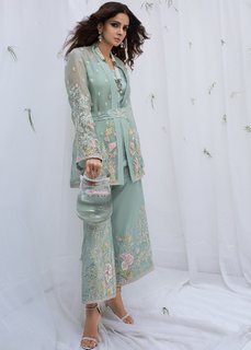 Saba Qamar feet photo thumbnail