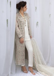 Saba Qamar feet photo thumbnail