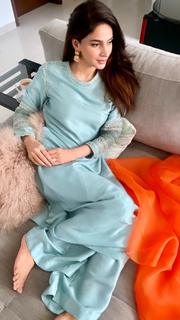 Saba Qamar feet photo thumbnail
