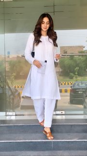 Saba Qamar feet photo thumbnail