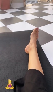 Saba Qamar feet photo thumbnail