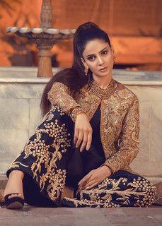 Saba Qamar feet photo thumbnail