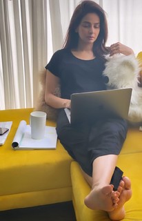 Saba Qamar feet photo thumbnail