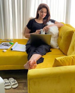 Saba Qamar feet photo thumbnail