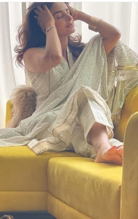 Saba Qamar feet photo thumbnail