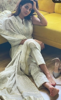 Saba Qamar feet photo thumbnail