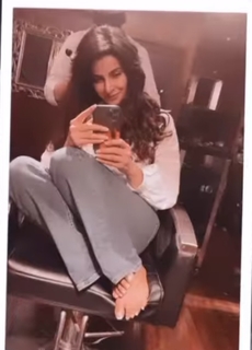 Saba Qamar feet photo thumbnail