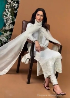 Saba Qamar feet photo thumbnail
