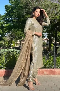 Saba Qamar feet photo thumbnail