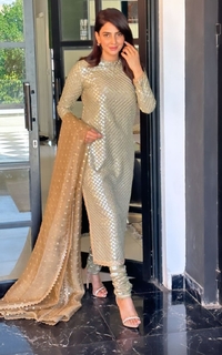 Saba Qamar feet photo thumbnail