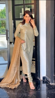 Saba Qamar feet photo thumbnail