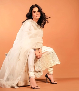Saba Qamar feet photo thumbnail