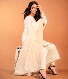 Saba Qamar feet photo thumbnail