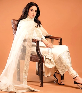 Saba Qamar feet photo thumbnail