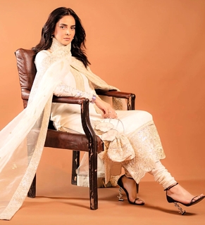 Saba Qamar feet photo thumbnail