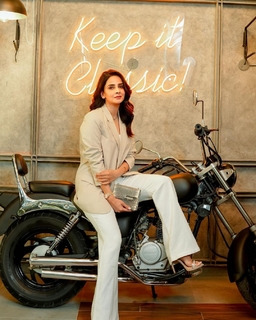 Saba Qamar feet photo thumbnail