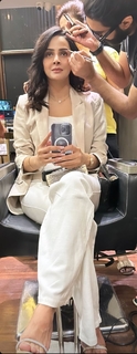Saba Qamar feet photo thumbnail