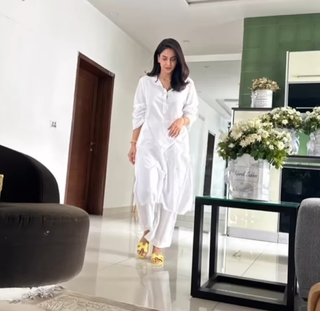 Saba Qamar feet photo thumbnail
