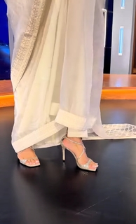 Saba Qamar feet photo thumbnail