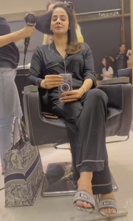 Saba Qamar feet photo thumbnail