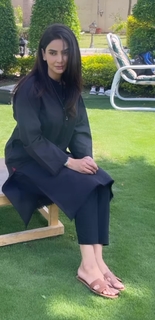 Saba Qamar feet photo thumbnail