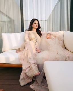 Saba Qamar feet photo thumbnail