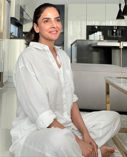 Saba Qamar feet photo thumbnail