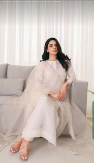 Saba Qamar feet photo thumbnail