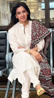 Saba Qamar feet photo thumbnail