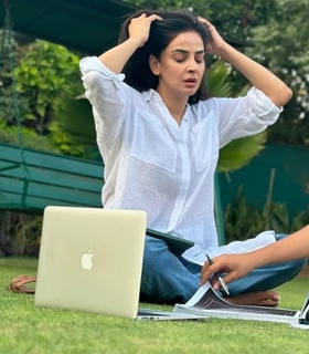 Saba Qamar feet photo thumbnail