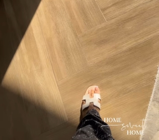 Saba Qamar feet photo thumbnail