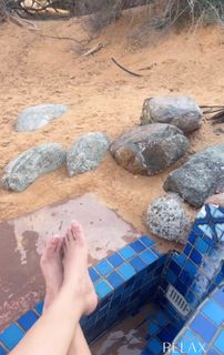 Saba Qamar feet photo thumbnail