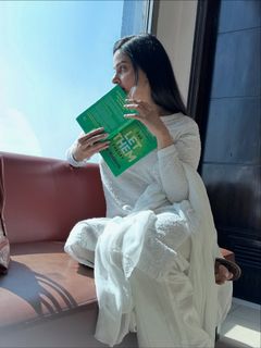 Saba Qamar feet photo thumbnail