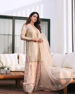 Saba Qamar feet photo thumbnail