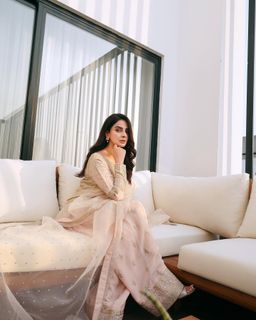 Saba Qamar feet photo thumbnail