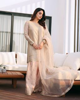 Saba Qamar feet photo thumbnail