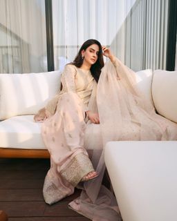 Saba Qamar feet photo thumbnail